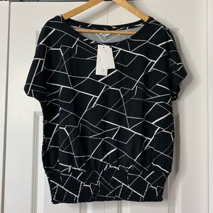 Cleo  Black and White Geometric Short Sleeve Top. NWT Size US L